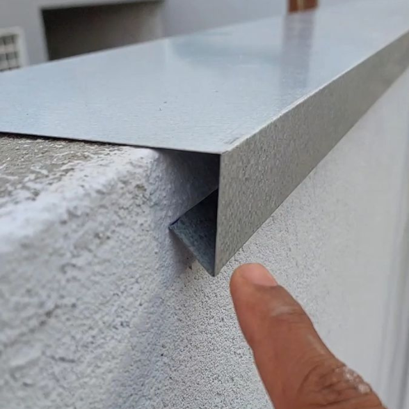 Pingadeira sob medida instalada em muro