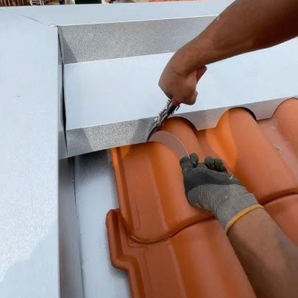Instalação de calha em telhado de telha cerâmica